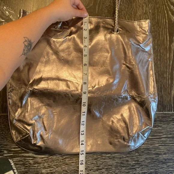 Elizabeth Grant Tote, Fully Lined in Silver with snap closure -NWOT - Picture 7 of 9